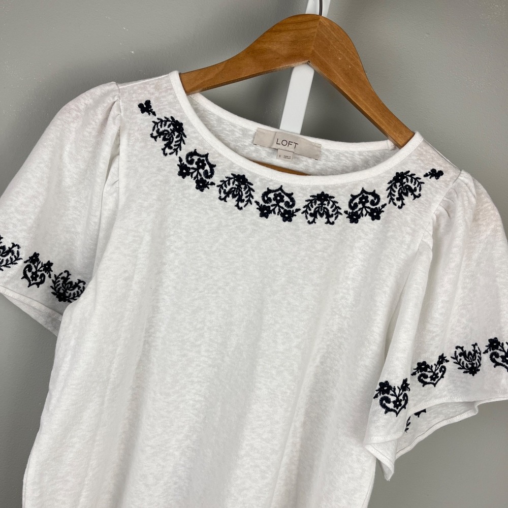 Ann Taylor LOFT Embroidered Knit‎ Top Blouse Womens S White Navy Blue Floral